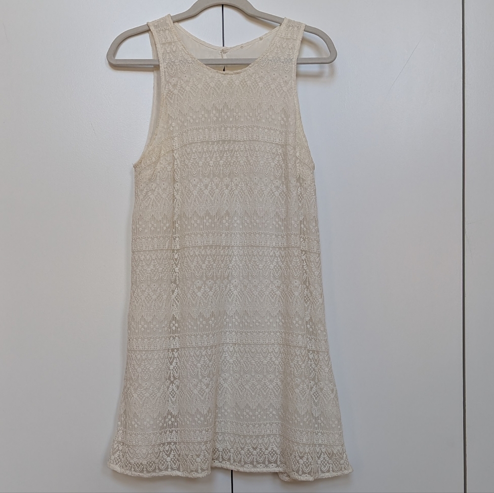 Sleeveless Lace Dress - Picture 2 of 8
